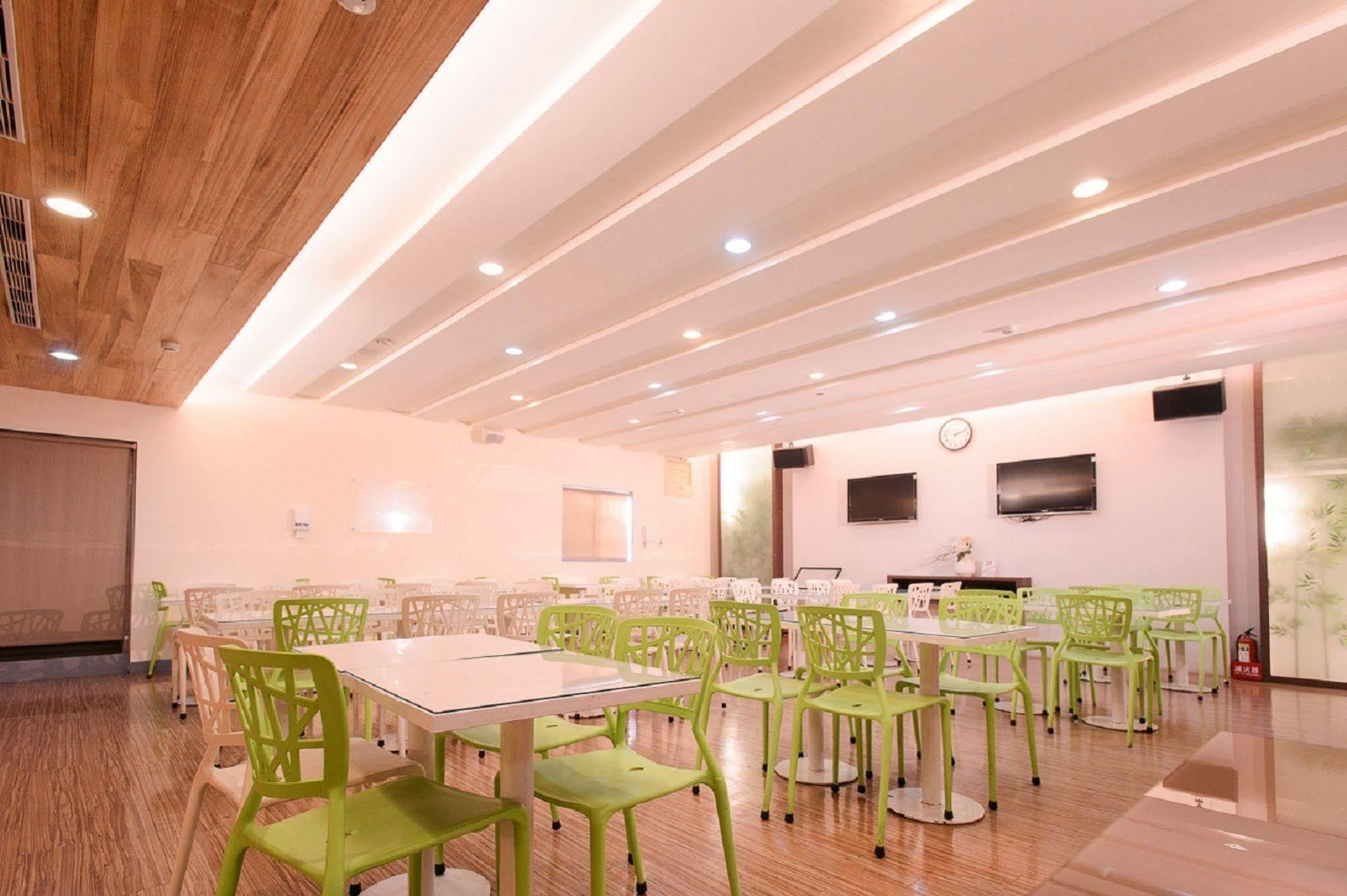 Kiwi Express Hotel - Kaohsiung Station Exteriér fotografie